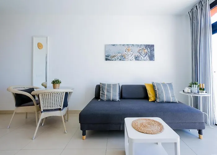 Cozy With Seaview And Parking