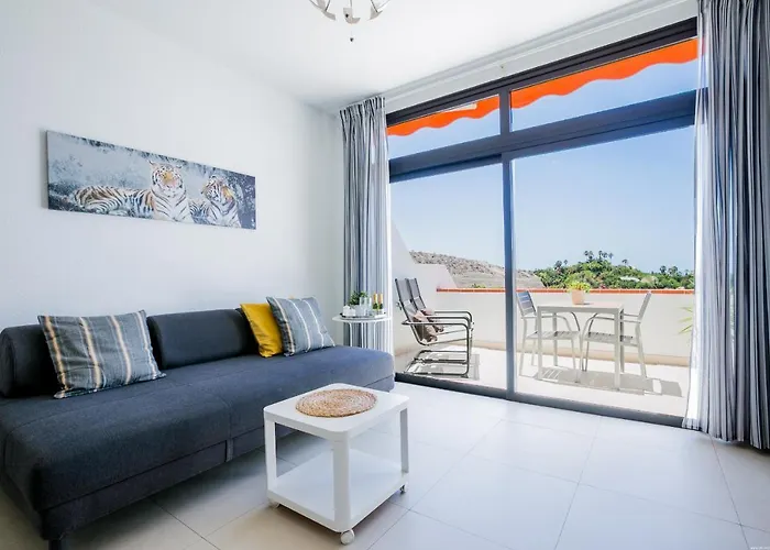 Cozy With Seaview And Parking