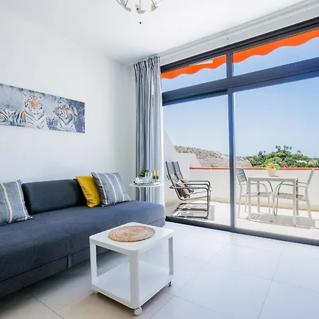 Cozy With Seaview And Parking