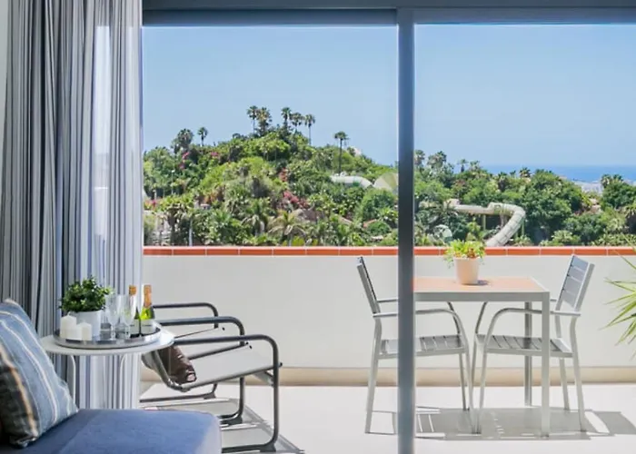 Cozy With Seaview And Parking